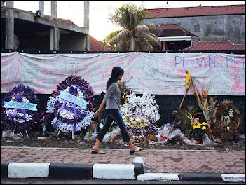 20120713-Bali bombingKuta-bomb-7.jpg